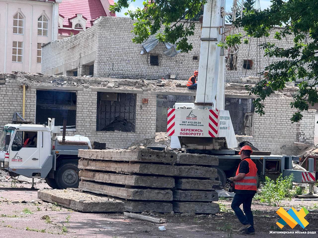 У Житомирі розпочали демонтаж будівлі ліцею №25, зруйнованої ворожим авіаударом